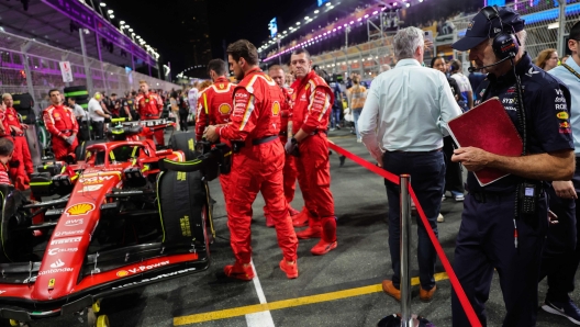 Red Bull Racing technical chief Adrian Newey (R) looks at Ferrari's British reserve driver Oliver Bearman's car ahead of the Saudi Arabian Formula One Grand Prix at the Jeddah Corniche Circuit in Jeddah on March 9, 2024. (Photo by Giuseppe CACACE / AFP)