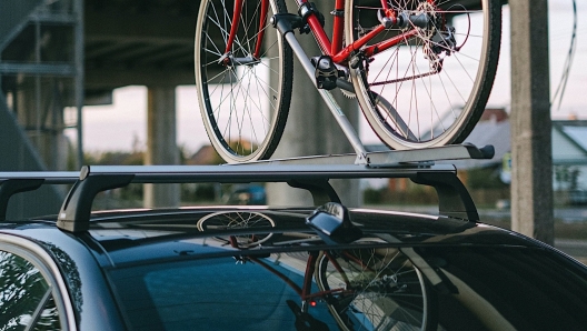 Un portabici montato sul tetto dell'auto