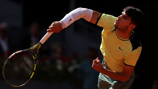 MADRID, SPAIN - APRIL 30: Carlos Alcaraz of Spain serves to Jan-Lennard Struff of Germany during their Men's Round of 16 match on day eight of the Mutua Madrid Open at La Caja Magica on April 30, 2024 in Madrid, Spain. (Photo by Julian Finney/Getty Images)