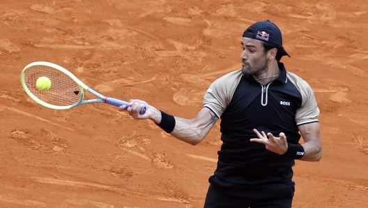 epa11267541 Matteo Berrettini of Italy in action during his match against Miomir Kecmanovic of Serbia at the ATP Monte Carlo Masters tennis tournament in Roquebrune Cap Martin, France, 09 April 2024.  EPA/SEBASTIEN NOGIER