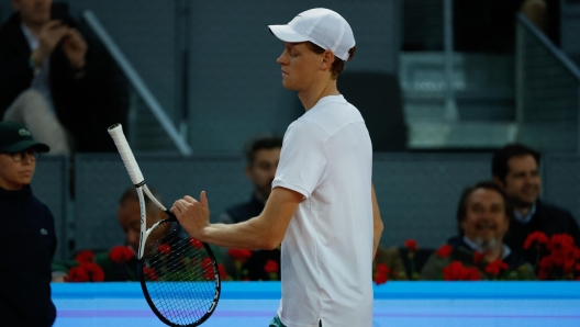 epa11309059 Jannik Sinner of Italy reacts during his  round of 16 tennis match against Pavel Kotov of Russia at the Madrid Open tennis tournament in Madrid, Spain, 29 April 2024.  EPA/JUANJO MARTIN