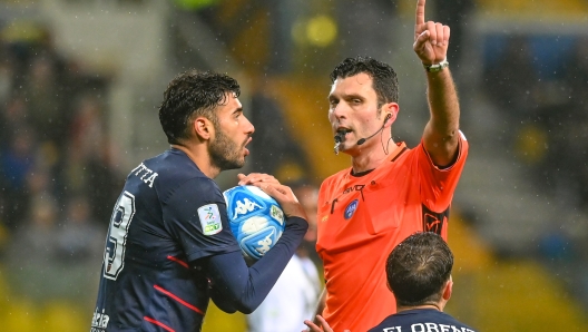 Foto Corrado Benedetti/LaPresse 27 Febbraio 2024 Parma, Italia - sport, calcio - Parma vs Cosenza - Campionato di calcio Serie BKT 2023/2024 - Stadio Tardini. Nella foto:  MANUEL VOLPI ARBITRO REDARGUISCE FRABOTTA  February 27, 2024 Parma, Italy - sport, soccer - Parma vs Cosenza  - Italian Football Championship League BKT 2023/2024 - Tardini stadium. In the pic:  MANUEL VOLPI ARBITRO REDARGUISCE FRABOTTA