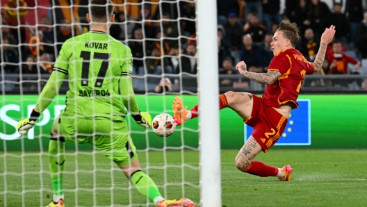 Roma's Dutch defender #02 Rick Karsdorp tries to score against Bayer Leverkusen's Czech goalkeeper #17 Matej Kovar during the UEFA Europa League semi final first leg football match between AS Roma and Bayer Leverkusen at the Olympic stadium on May 2, 2024 in Rome. (Photo by Alberto PIZZOLI / AFP)