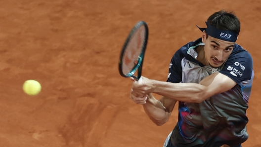 epa11304551 Lorenzo Sonego of Italy in action during his men's singles Round of 64 match against compatriot Jannik Sinner at the Madrid Open tennis tournament, Madrid, Spain, 27 April 2024.  EPA/SERGIO PEREZ