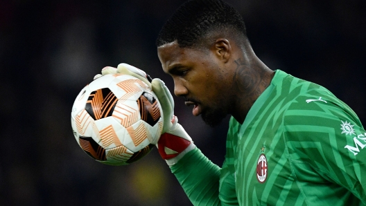 (FILES) AC Milan's French goalkeeper #16 Mike Maignan prepares to throw the ball during the UEFA Europa League football match between  AS Roma and AC Milan  at the Olympic stadium, in Rome  on April 18, 2024. France and AC Milan goalkeeper Mike Maignan has injured his right adductor muscle, his club AC Milan announced on April 29, 2024. The injury comes just a few weeks ahead of Euro 2024 football tournamment, held from June 14 to July 14, 2024. (Photo by Filippo MONTEFORTE / AFP)