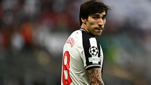 Newcastle United's Italian midfielder #08 Sandro Tonali looks on during the UEFA Champions League 1st round group F football match between AC Milan and Newcastle at the San Siro stadium in Milan on September 19, 2023. (Photo by GABRIEL BOUYS / AFP)