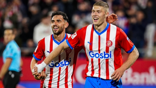 epa11290893 GironaÂ´s striker Artem Dovbyk (R) celebrates after scoring a goal during the Spanish LaLiga soccer match between Girona FC and Cadiz CF, in Girona, Spain, 20 April 2024.  EPA/David Borrat