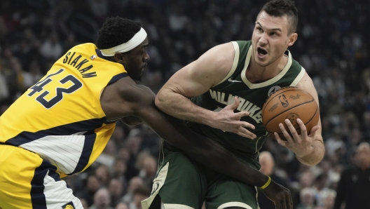 Indiana Pacers' Pascal Siakam fouls Milwaukee Bucks' Danilo Gallinari during the first half of Game 5 of the NBA playoff basketball series Tuesday, April 30, 2024, in Milwaukee. (AP Photo/Morry Gash)