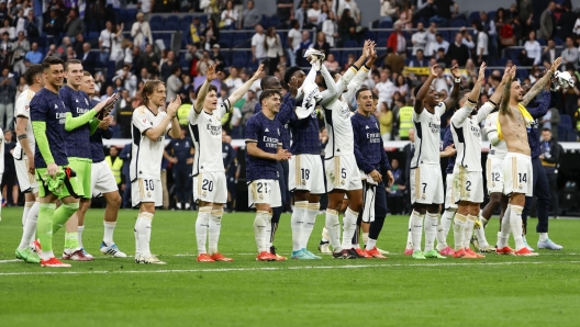 epa11318321 Players of Real Madrid applaud supporters as they celebrate winning the Spanish LaLiga soccer match between Real Madrid and Cadiz in Madrid, Spain, 04 May 2024.  EPA/JJ Guillen