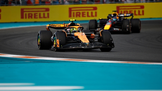 MIAMI, FLORIDA - MAY 05: Lando Norris of Great Britain driving the (4) McLaren MCL38 Mercedes leads Max Verstappen of the Netherlands driving the (1) Oracle Red Bull Racing RB20 on track during the F1 Grand Prix of Miami at Miami International Autodrome on May 05, 2024 in Miami, Florida.   Chris Graythen/Getty Images/AFP (Photo by Chris Graythen / GETTY IMAGES NORTH AMERICA / Getty Images via AFP)