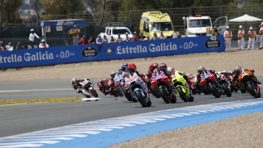 epa11306558 MotoGP riders at the start of the race of the Motorcycling Moto2 Grand Prix of Spain at the Jerez-Angel Nieto circuit in Jerez de la Frontera (Cadiz), Spain, 28 April 2024.  EPA/Roman Rios