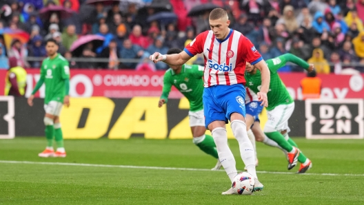 GIRONA, SPAIN - MARCH 31: Artem Dovbyk of Girona FC scores his team's first goal from the penalty spot during the LaLiga EA Sports match between Girona FC and Real Betis at Montilivi Stadium on March 31, 2024 in Girona, Spain. (Photo by Alex Caparros/Getty Images) (Photo by Alex Caparros/Getty Images)