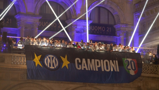 Inter Festa scudetto, la squadra si affaccia dal balcone della Terrazza Duomo 21 in piazza Duomo a Milano, Italia - sport calcio Domenica, 28 Aprile, 2024. (Foto di Claudio Furlan/Lapresse)Inter Milan Scudetto party, the team looks out from the balcony of Terrazza Duomo 21 ,  Inter Milan soccer team players celebrating their 20th Italian Serie A top league title, in front of the Milan gothic cathedral, in Milan, Italy, Sunday, April 28, 2024.(Photo by Claudio Furlan/Lapresse)