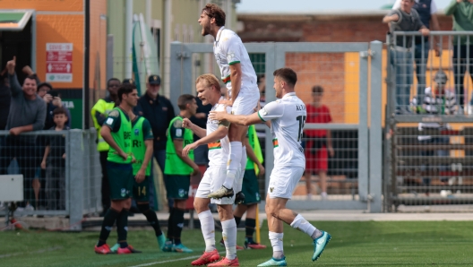 Foto Mattia Radoni/LaPresse 05 Maggio 2024 Venezia, Italia - sport, calcio - Venezia vs Feralpisalò- Campionato di calcio Serie BKT 2023/2024 - Stadio Pierluigi Penzo. Nella foto: Joel Pohjanpalo (Venezia) esulta dopo aver segnato in goal   May 05, 2024 Venezia, Italy - sport, soccer - Venezia vs Feralpisalò - Italian Football Championship League BKT 2023/2024 - Pierluigi Penzo stadium. In the pic: Joel Pohjanpalo (Venezia) Celebrates after scoring a goal