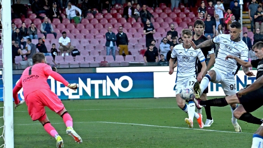 Atalanta's Gianluca Scamacca scores the goal during the Italian Serie A soccer match US Salernitana vs Atalanta BC at the Arechi stadium in Salerno, Italy, 06 May 2024. ANSA/MASSIMO PICA