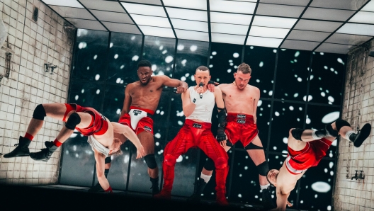 Eurovision 2024: chi è Olly Alexander, il cantante che rappresenta il Regno Unito