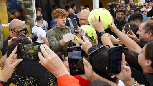 Jannik Sinner of Italy with fans at the Italian Open tennis tournament in Rome, Italy, 07 May 2024.Sinner announced he will not play at the upcoming Italian Open tennis tournament due to a hip injury.  ANSA/FABIO FRUSTACI