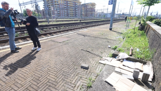 Poliziotti nei pressi della stazione di Lambrate dove un poliziotto è stato accoltellato in modo grave Intorno alla mezzanotte, Milano, 9 maggio 2024. La Polizia è intervenuta per un uomo che stava lanciando pietre contro i treni e aveva colpito alla testa una donna di 55 anni, portata all'ospedale Fatebenefratelli in condizioni non gravi. L'uomo, un 37enne marocchino è stato stordito dal taser, ma ha comunque colpito con un coltello un 35enne vice Ispettore con tre fendenti alla schiena. Il poliziotto è stato trasportato in condizioni gravi all'ospedale Niguarda dove è operato d'urgenza per la lesione di alcuni organi. Il 37enne è stato arrestato. ANSA/PAOLO SALMOIRAGO