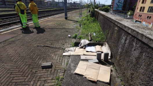 Poliziotti nei pressi della stazione di Lambrate dove un poliziotto è stato accoltellato in modo grave Intorno alla mezzanotte, Milano, 9 maggio 2024. La Polizia è intervenuta per un uomo che stava lanciando pietre contro i treni e aveva colpito alla testa una donna di 55 anni, portata all'ospedale Fatebenefratelli in condizioni non gravi. L'uomo, un 37enne marocchino è stato stordito dal taser, ma ha comunque colpito con un coltello un 35enne vice Ispettore con tre fendenti alla schiena. Il poliziotto è stato trasportato in condizioni gravi all'ospedale Niguarda dove è operato d'urgenza per la lesione di alcuni organi. Il 37enne è stato arrestato. ANSA/PAOLO SALMOIRAGO