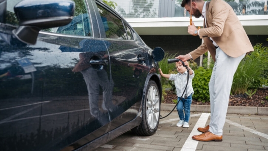 Come ricaricare in modo sicuro l’auto elettrica durante la pioggia: consigli e raccomandazioni