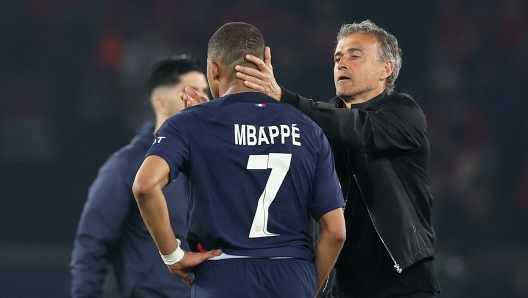 PARIS, FRANCE - MAY 07: Kylian Mbappe of Paris Saint-Germain is consoled by Luis Enrique, Head Coach of Paris Saint-Germain, after defeat to Borussia Dortmund during the UEFA Champions League semi-final second leg match between Paris Saint-Germain and Borussia Dortmund at Parc des Princes on May 07, 2024 in Paris, France. (Photo by Richard Heathcote/Getty Images)