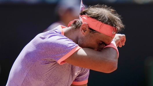 Spain\'s Rafael Nadal wipes his forehead as plays against Belgium\'s Zizou Bergs at the Italian Open tennis tournament, in Rome, Thursday, May 9, 2024. (AP Photo/Alessandra Tarantino)    associated press / Lapresse Only italy and spain