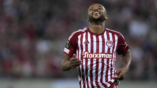 Olympiacos' Ayoub El Kaabi celebrates after scoring his side's second goal during the Europa Conference League semifinal, second leg, soccer match between Olympiacos and Aston Villa at the Georgios Karaiskakis stadium at Athens' port of Piraeus, Greece, Thursday, May 9, 2024. (AP Photo/Thanassis Stavrakis)