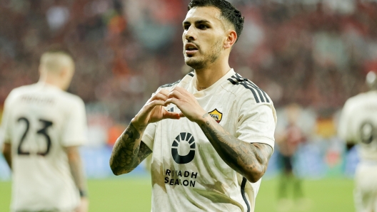 epa11330230 Leandro Paredes of Roma celebrates after scoring a goal during the UEFA Europa League semifinal second leg soccer match between Bayer 04 Leverkusen and AS Roma in Leverkusen, Germany, 09 May 2024.  EPA/RONALD WITTEK