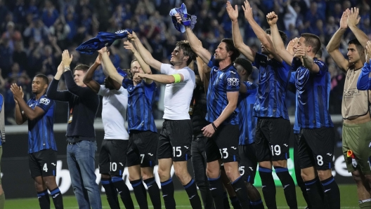 Atalanta players celebrate at the end of the Europa League semifinal second leg soccer match between Atalanta and Marseille at the Bergamo's stadium, in Bergamo, Italy, Thursday, May 9, 2024. (AP Photo/Antonio Calanni)