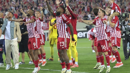 Players from Olympiacos celebrate their victory during the Europa Conference League semifinal, second leg, soccer match between Olympiacos and Aston Villa at the Georgios Karaiskakis stadium at Athens' port of Piraeus, Greece, Thursday, May 9, 2024. (AP Photo/Yorgos Karahalis)