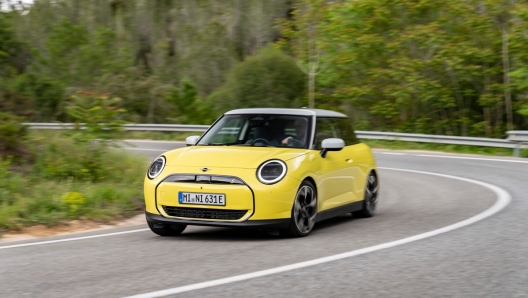 Mini Cooper SE Sunny Side Yellow