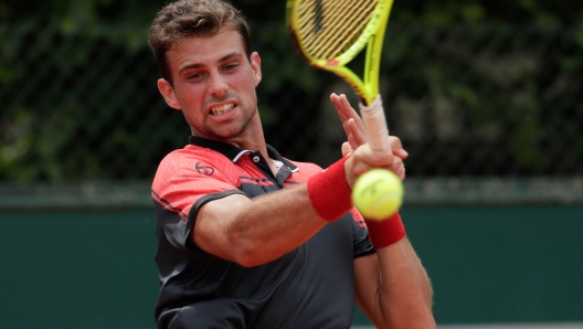 Italy's Stefano Napolitano returns the ball to Germany's Alexander Zverev during their tennis match at the Roland Garros 2017 French Open on May 29, 2017 in Paris.  / AFP PHOTO / Thomas SAMSON