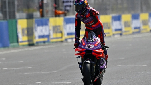 Prima Pramac Racing's Spanish rider Jorge Martin celebrates after winning the French MotoGP Grand Prix sprint race at the Bugatti circuit in Le Mans, northwestern France, on May 11, 2024. (Photo by JULIEN DE ROSA / AFP)