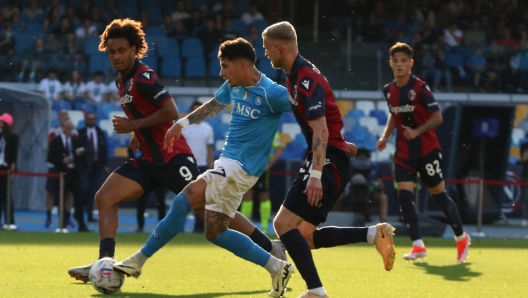 Bologna?s forward Joshua Zirkzee (L) and  Napoli?s defender Mathas Olivera  (R)  in action during the Italian Serie A soccer match between SSC Napoli  and Bologna FC  at ' Diego Armando Maradona' stadium in Naples , Italy,  11 May 2024. ANSA/CESARE ABBATE