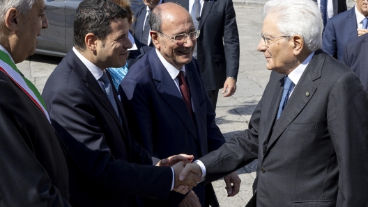 Il presidente della Repubblica Sergio Mattarella accolto dal presidente della Regione Sicilia Renato Schifani, dal presidente dell'Assemblea Regionale Siciliana Gaetano Galvagno e dal sindaco di Palermo Roberto Lagalla in occasione del 36esimo congresso dell'Associazione Nazionale Magistrati al teatro Massimo, Palermo, 10 maggio 2024. ANSA/UFFICIO STAMPA QUIRINALE/PAOLO GIANDOTTI +++ ANSA PROVIDES ACCESS TO THIS HANDOUT PHOTO TO BE USED SOLELY TO ILLUSTRATE NEWS REPORTING OR COMMENTARY ON THE FACTS OR EVENTS DEPICTED IN THIS IMAGE; NO ARCHIVING; NO LICENSING +++ NPK +++