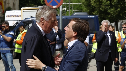 epa11334657 Real Madrid's head coach Carlo Ancelotti (L) greets Madrid's Mayor Jose Luis Martinez-Almeida (R) during a ceremony at Madrid's regional Government headquarters during Real Madrid's LaLiga title celebrations in Madrid, Spain, 12 May 2024.  EPA/ZIPI