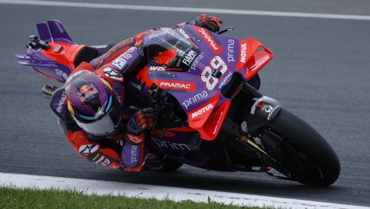 epa11334880 Spanish MotoGP rider Jorge Martin of Prima Pramac Racing team in action during the MotoGP race at the French Motorcycling Grand Prix in Le Mans, France, 12 May 2024.  EPA/YOAN VALAT