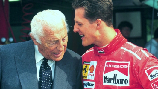 20060910 - MONZA- FORMULA 1: SCHUMI, IL GIGANTE TRA SENNA ED IL FUTURO - Nell'immagine di archivio del 1996,  l'avvocato  Gianni Agnelli e il campione tedesco della Ferrari Michael Schumacher ad Imola durante la visita di Agnelli all'autodromo Enzo e Dino Ferrari.Il pilota tedesco ha vinto oggi il Gp d'Italia, 13/a prova del mondiale di formula 1, precedendo Kimi Raikkonen con la McLaren-Mercedes. La Ferrari intanto ha fatto sapere che Michael Schumacher concluderà la sua carriera agonistica in Formula 1, qualunque sia l'esito del campionato 2006. PINTO/ANSA/ARCHIVIO/COC