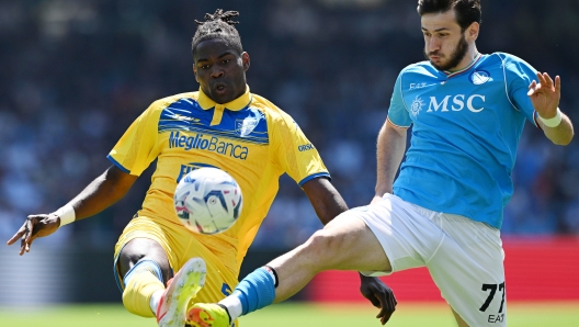 NAPLES, ITALY - APRIL 14: Khvicha Kvaratskhelia of SSC Napoli battles for possession with Caleb Okoli of Frosinone Calcio during the Serie A TIM match between SSC Napoli and Frosinone Calcio at Stadio Diego Armando Maradona on April 14, 2024 in Naples, Italy. (Photo by Francesco Pecoraro/Getty Images) (Photo by Francesco Pecoraro/Getty Images)