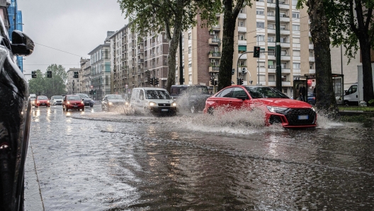 Maltempo fuoriuscita Seveso in Viale Lunigiana incrocio via Melchiorre Gioia Milano, Italia - Cronaca Martedì, 15 Maggio, 2024. (Foto di Marco Ottico/Lapresse)  Bad weather Viale Lunigiana via Melchiorre Gioia Milan, Italy - News Tuesday, 15 May, 2024. (Photo by Marco Ottico/Lapresse)   - Maltempo fuoriuscita seveso in Viale Lunigiana incrocio via Melchiorre Gioia - fotografo: Marco Ottico