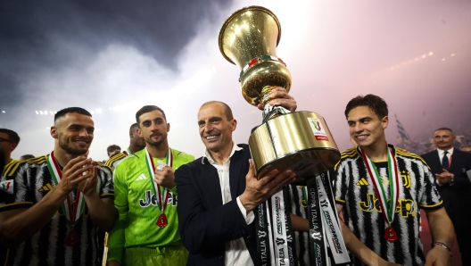 JuventusÕ coach Massimiliano Allegri celebrate with the trophy during the winning ceremony after Coppa Italia final the Italian Cup (Coppa Italia) final soccer match between Atalanta BC and Juventus FC at the Olimpico stadium in Rome, Italy, 15 May 2024. ANSA/ANGELO CARCONI