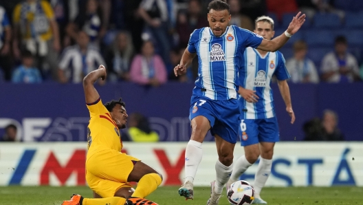 epa10628399 Espanyol's striker Martin Braithwaite (R) duels for the ball with Barcelona's defender Jules Kounde (L) during the Spanish LaLiga soccer match between RCD Espanyol and FC Barcelona, in Barcelona, Catalonia, Spain, 14 May 2023.  EPA/Alejandro Garcia