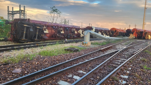 Maltempo treno rovesciato dal vento