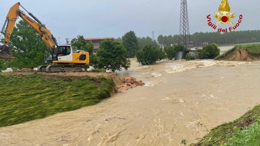 I vigili del fuoco intervengono a seguito dell'esondazione nel Padovano, 17 maggio 2024. ANSA/ VIGILI DEL FUOCO ++HO - NO SALES EDITORIAL USE ONLY++