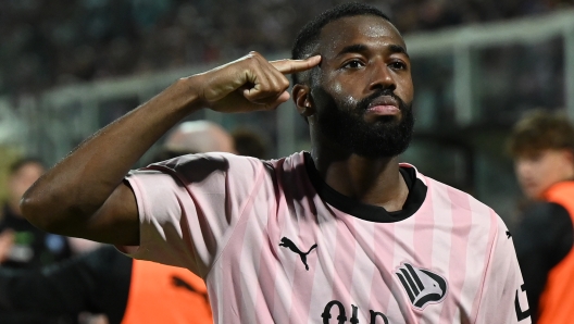 Foto Giovanni Isolino/LaPresse 17 Maggio 2024 Palermo, Italia - sport - calcio - Palermo vs Sampdoria - Campionato di calcio Serie B 2023/2024 (play off) - Stadio Renzo Barbera.
Nella foto: esultanza goal Salim Diakitè 

May 17, 2024 Palermo, Italy - sport - soccer - Palermo vs Sampdoria - Italian Football Championship League B 2023/2024 (play off) - Renzo Barbera stadium. In the pic:celebrates after scoring the 1-0 goal  Salim Diakitè