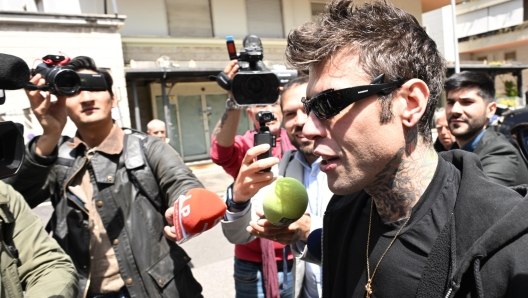 Fedez al suo arrivo al tribunale di Piazzale Clodio a Roma per l?udienza davanti al GUP. Roma, 6 maggio 2024. ANSA/CLAUDIO PERI