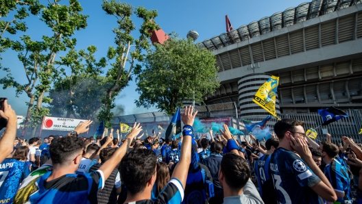 Foto Claudio Furlan/LaPresse 10 - 06 - 2023 Milano, Italia - Cronaca - Tifosi Inter in attesa di entrare allo stadio San Siro per assistere dal maxischermo alla finale di Uefa Champions10 - 06 - 2023 Milan, Italy - News - Inter fans waiting to enter the San Siro stadium to watch the Uefa Champions League final from the big screen