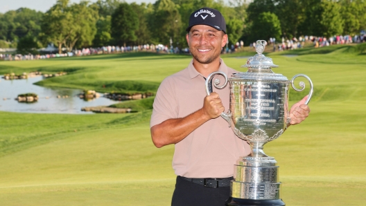 LOUISVILLE, KENTUCKY - MAY 19: Xander Schauffele of the United States poses with the Wanamaker Trophy after winning the final round of the 2024 PGA Championship at Valhalla Golf Club on May 19, 2024 in Louisville, Kentucky.   Michael Reaves/Getty Images/AFP (Photo by Michael Reaves / GETTY IMAGES NORTH AMERICA / Getty Images via AFP)