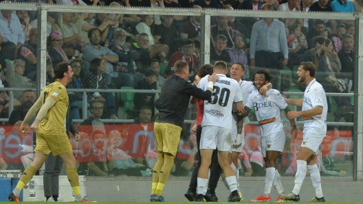 Foto Giovanni Isolino/LaPresse 20 Maggio 2024 Palermo, Italia - sport - calcio - Palermo vs Venezia - Campionato di calcio Serie B 2023/2024 (semi finale play off)- Stadio Renzo Barbera.
Nella foto: esultanza gol 1-0 Pierini 

May 20, 2024 Palermo, Italy - sport - soccer - Palermo vs Venezia - Italian Football Championship League B 2023/2024 (play off) - Renzo Barbera stadium. In the pic:celebrates after scoring the 1-0 goal pierini