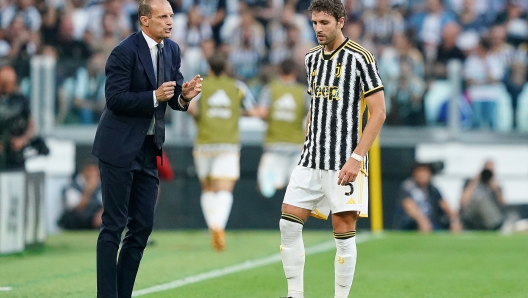 Foto Spada/LaPresse 7 ottobre 2023 - Torino , Italia - sport, calcio - Juventus vs Torino  - Campionato italiano di calcio Serie A TIM 2023/2024 - Juventus Stadium . Nella foto: Manuel Locatelli (Juventus FC);  Massimiliano Allegri (Juventus FC);   October 7, 2023 Turin , Italy - sport, calcio - Juventus vs Torino  - Italian Serie A Football Championship 2023/2024 - Juventus Stadium. In the pic: Manuel Locatelli (Juventus FC);  Massimiliano Allegri (Juventus FC);